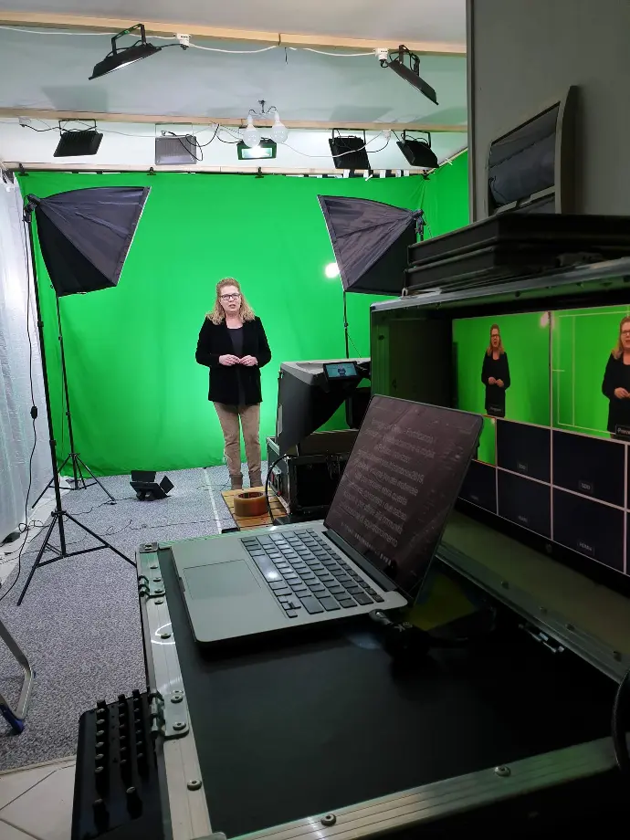 Grabación sobre pantalla verde con teleprompter para noticiero